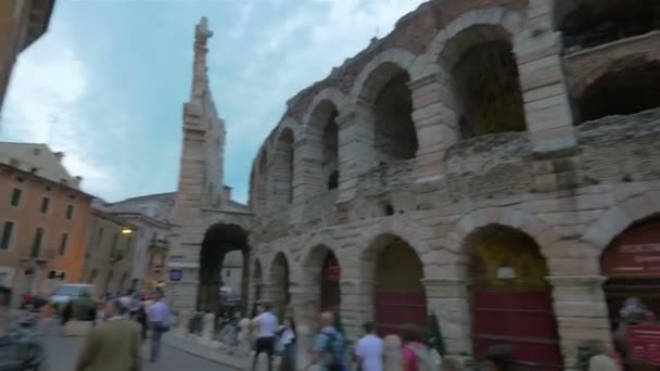 Persone in giro per Verona Arena, Italia — Video Stock