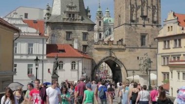 Turistler Prag sokakları, ağır çekim