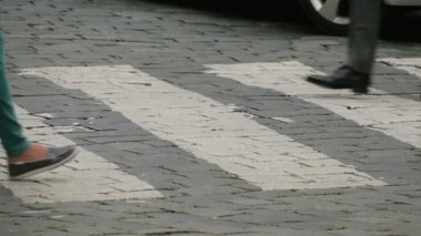 Bir yaya geçidi üzerinde yürüyen insanlar