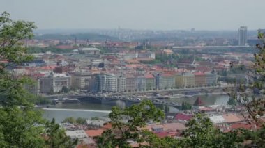 Prag'dan bir tepe üzerinde göster