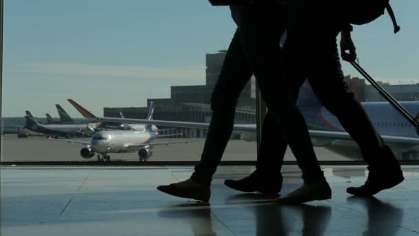 Menschen zu Fuß in Flughafen — Stockvideo