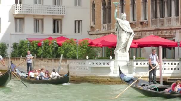 Gôndolas nos canais de Veneza, Itália. 4k, steadicam — Vídeo de Stock