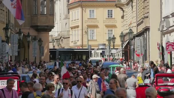 Turistas en las calles de Praga, cámara lenta — Vídeos de Stock