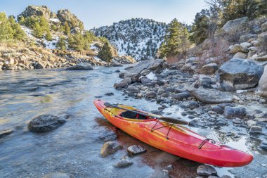nehir kıyısında Whitewater kayık