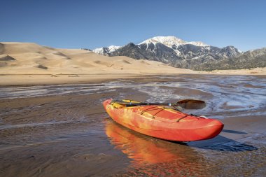 sığ suda Whitewater kayık