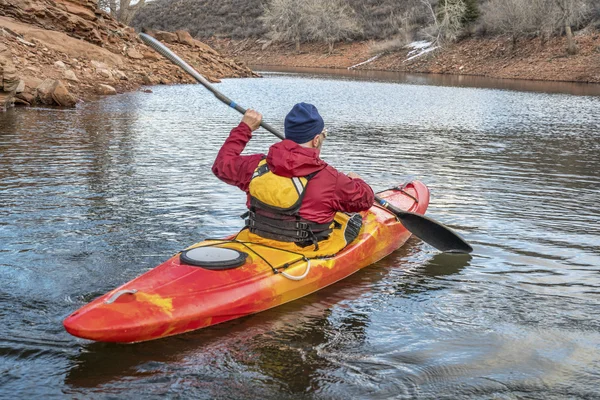 Remar en kayak río en aguas tranquilas — Foto de Stock