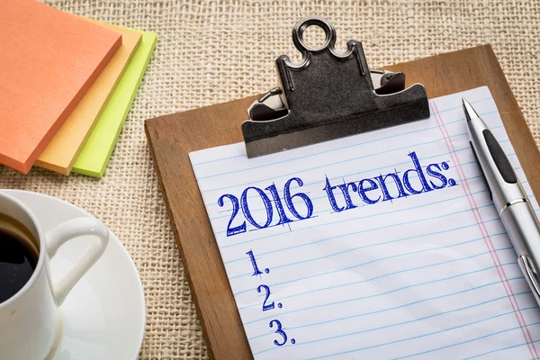 Año 2016 lista de tendencias en portapapeles — Foto de Stock