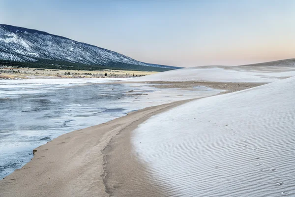 Zimní svítání nad písečnými dunami — Stock fotografie