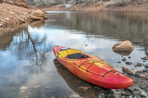 Kayak d'eau vive sur le rivage rocheux — Photo