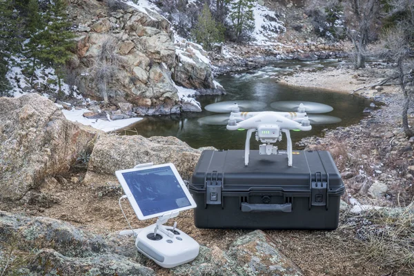Drone, zdejmując z radia kontrolera — Zdjęcie stockowe