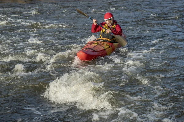 Paddeln im Wildwasser-Kajak — Stockfoto