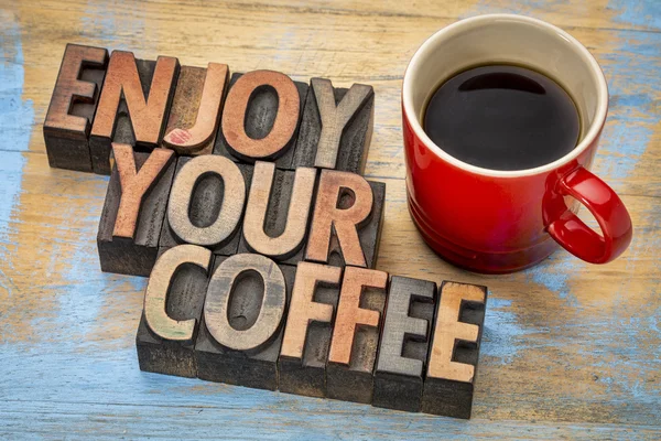 Desfrutar do seu café em tipo de madeira — Fotografia de Stock