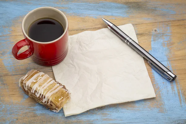 Tom servett med kaffe och kaka — Stockfoto