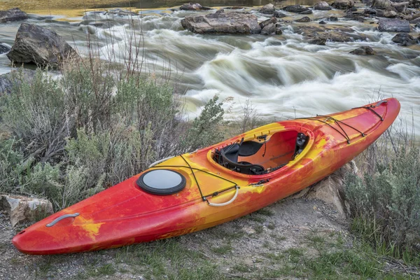 Kayak de aguas bravas y río rápido — Foto de Stock