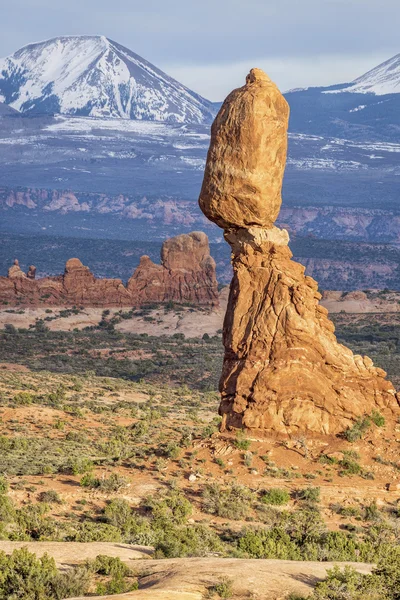Zrównoważony rock w Parku Narodowego arches — Zdjęcie stockowe
