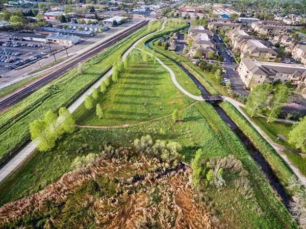 自行车步道和柯林斯堡的绿色区域的鸟瞰图 — 图库照片