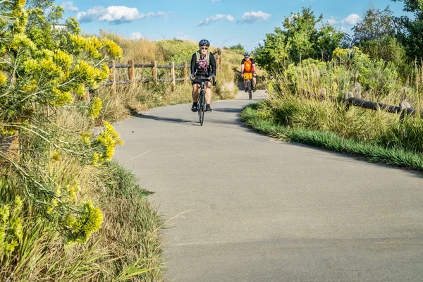 Morgon cykling på Poudre River Trail — Stockfoto