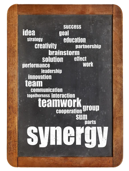 Synergie word cloud op blackboard — Stockfoto