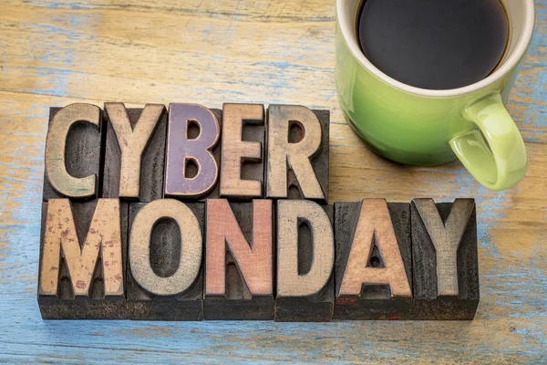 Cyber Monday em tipo de madeira — Fotografia de Stock