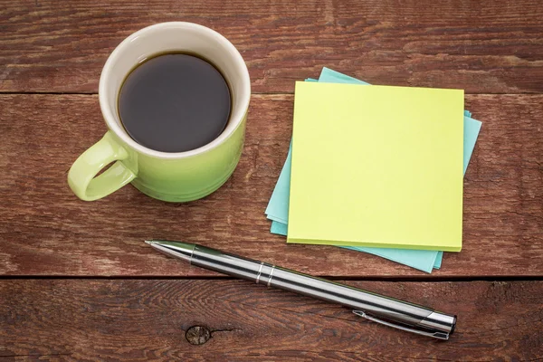 Note adesive bianche e caffè — Foto Stock