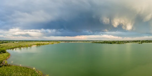 Bouřlivá oblaka ove jezero v Coloradu — Stock fotografie