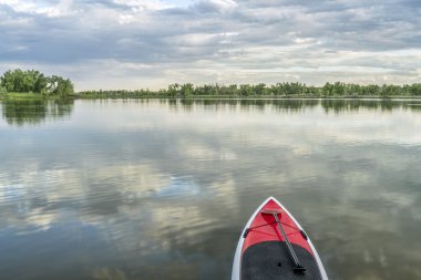 Göl kenarında paddleboard ayağa