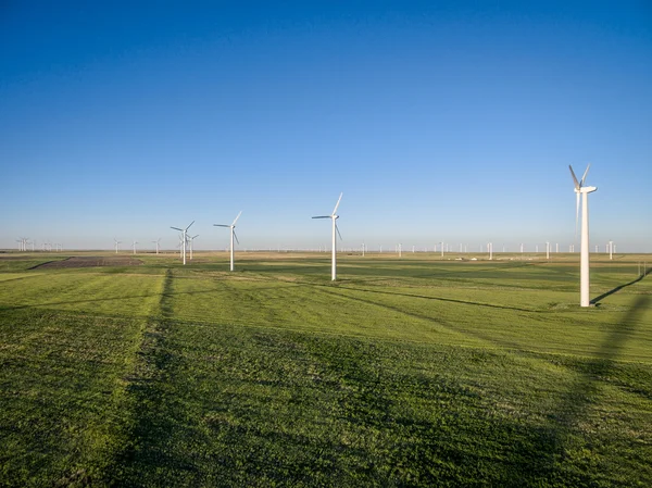 Windmolen boerderij op Pawnee grasland — Stockfoto