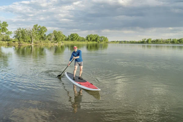 Senior paddlaren på stand up paddleboard — Stockfoto