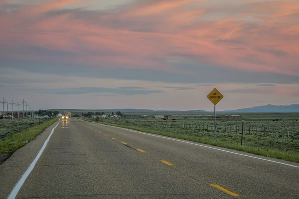 Autopista al atardecer en Colorado — Foto de Stock