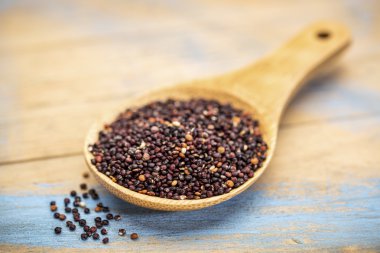 Quinoa Tahıl üzerinde tahta kaşık