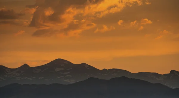 Silhouet van bergen tegen avondrood — Stockfoto