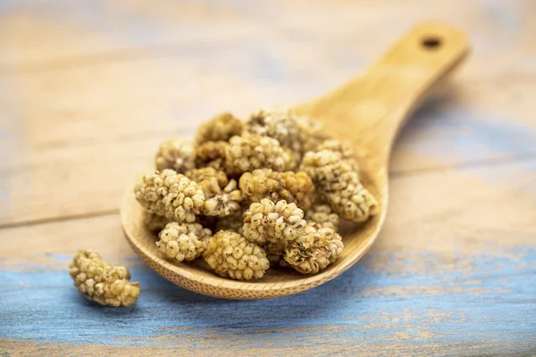 Spoon of dried white mulberries — Stock Photo, Image