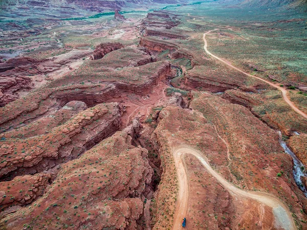 Riacho e estrada em canyon país — Fotografia de Stock