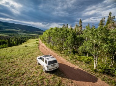 Toyota 4runner Suv bir iz üzerinde