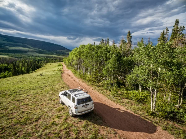 Toyota 4runner Suv på ett spår — Stockfoto