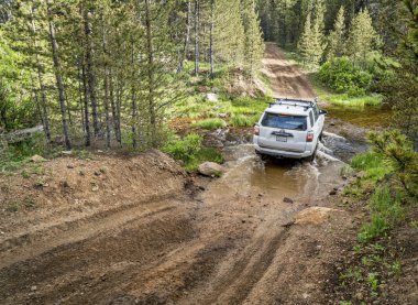 Toyota 4runner Suv bir iz üzerinde
