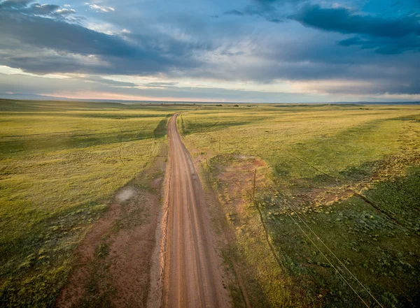 Rancho estrada sobre Wyoming pradaria — Fotografia de Stock