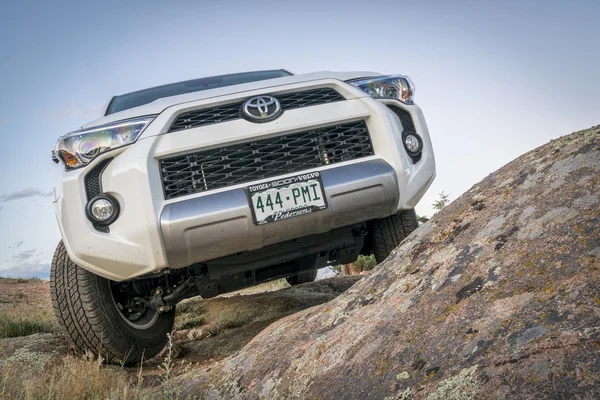 Toyota 4runner Suv op een rotsachtige parcours — Stockfoto