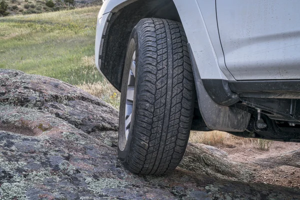 SUV condução fora da estrada — Fotografia de Stock