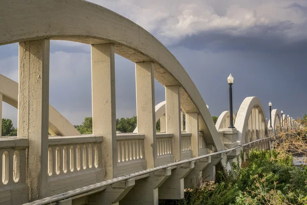 Ponte ad arco in cemento sul fiume South Platte — Foto Stock