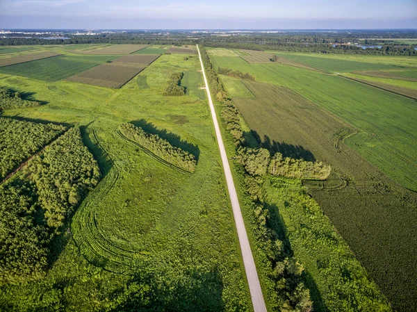 Weg en landbouwgrond luchtfoto — Stockfoto