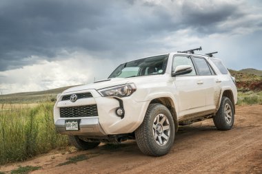 Toyota 4runner Suv bir toprak yol üzerinde