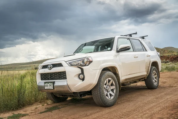 Toyota 4runner позашляховика на грунтову дорогу — стокове фото