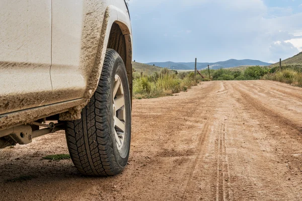 SUV condução fora da estrada — Fotografia de Stock