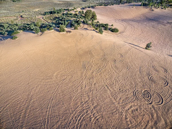 Impronte e tracce del veicolo sulla sabbia — Foto Stock