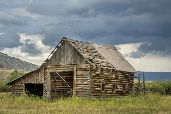 Old rustic log barn — Stock Photo, Image