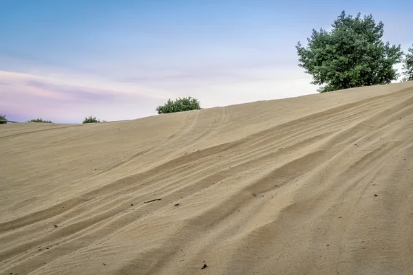 Fuoristrada su dune di sabbia — Foto Stock