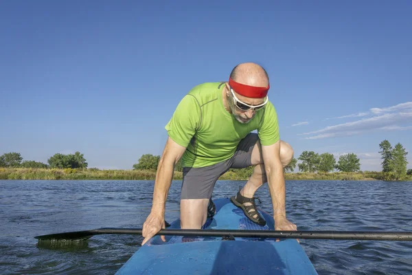 Senior mâle pagayeur sur paddleboard — Photo