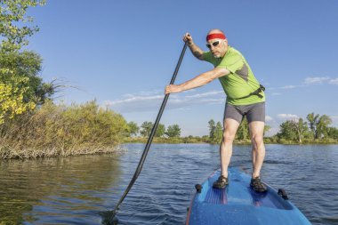 paddleboard üzerinde üst düzey erkek paddler