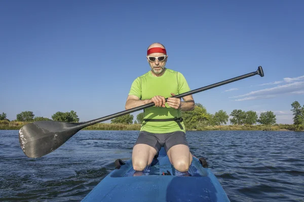 Senior-Paddler auf dem Paddelbrett — Stockfoto